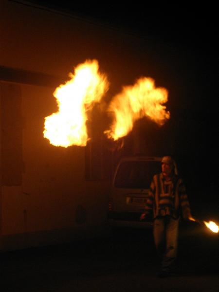 l'oeil attentif sur ses flammes 